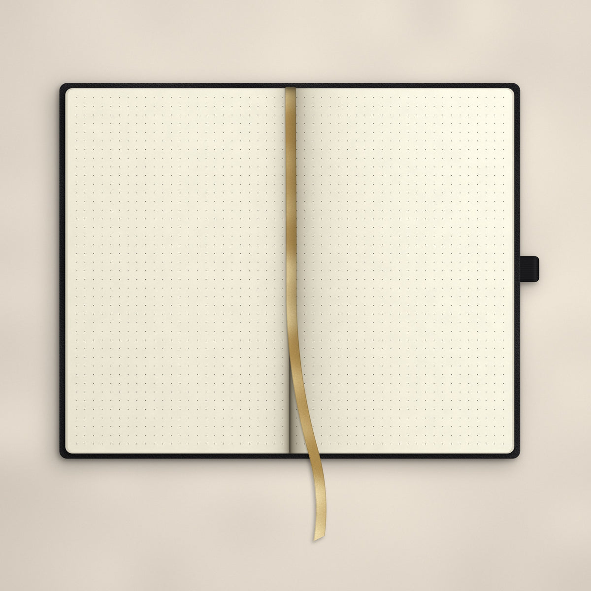Innenseiten des Notizbuchs: Punktraster mit 5 mm Abstand, cremeweißes Papier, goldenes Lesebändchen (Visualisierung)