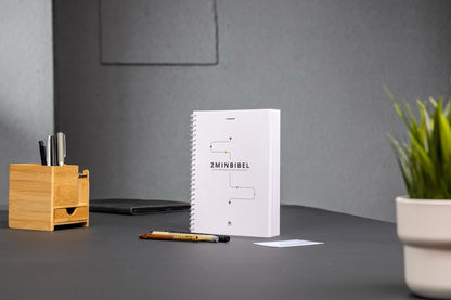 Leitfaden „2minBibel“ auf einem Schreibtisch – visuell erklärtes Bibelmaterial mit rotem Faden, ideal für Hauskreise und Bibel entdecken.