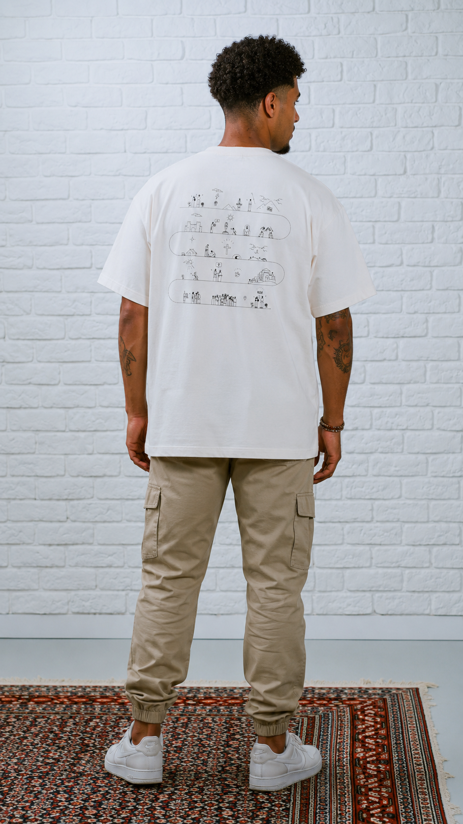 Bibel-Storyline T-Shirt 2026 – Rückansicht weißes Oversize-Shirt mit Bibel-Storyline-Illustrationen | Bibel-Storyline T-Shirt 2026 – back view of white oversized shirt with Bible storyline illustrations